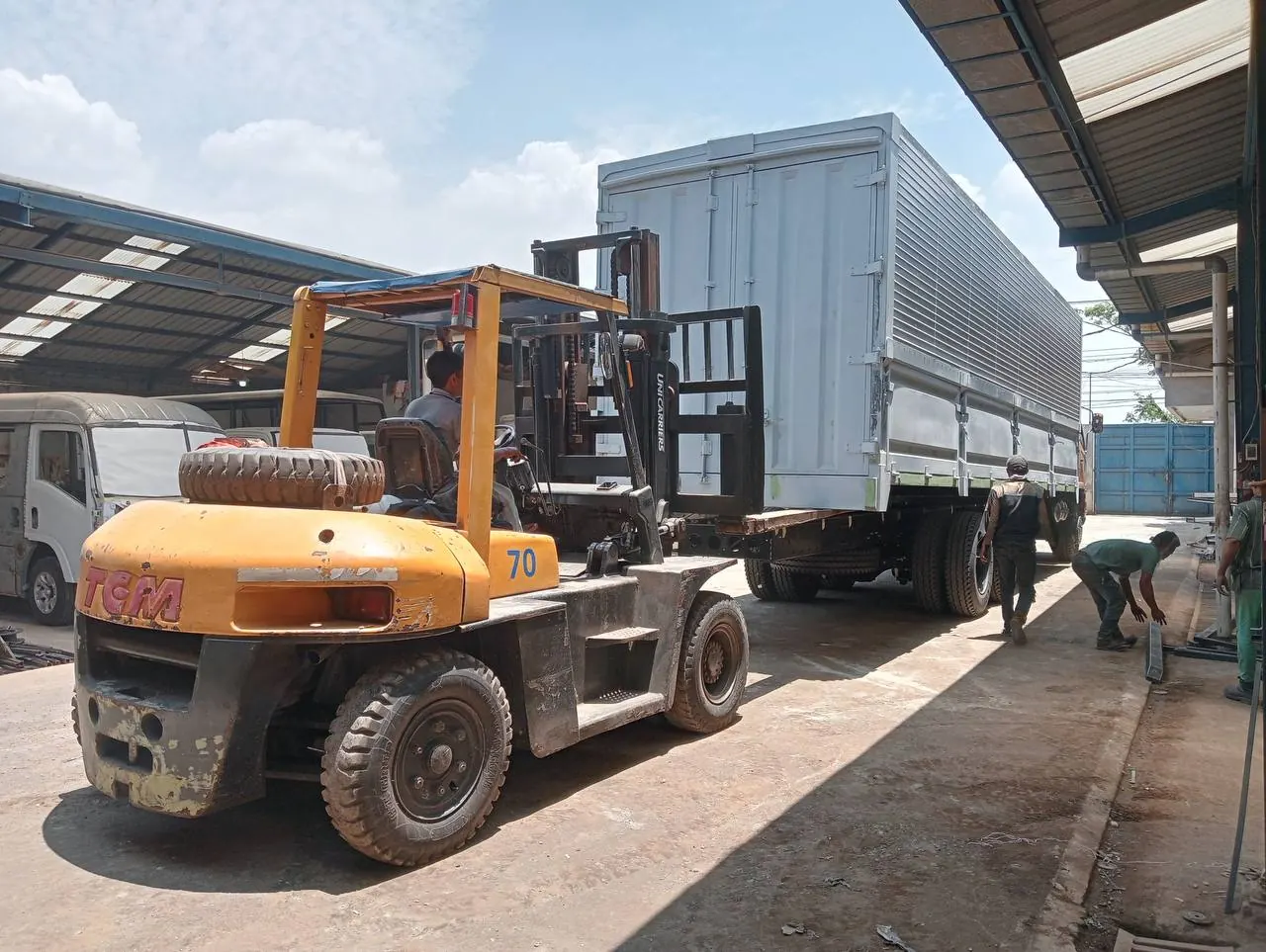 Aktivitas bongkar muat mesin pabrik menggunakan Forklift Diesel 7 Ton Satria Mandiri Forklift di Kawasan Industri Cimareme