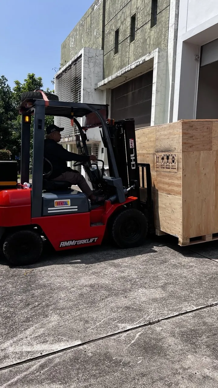 Forklift Diesel 3 Ton Satria Mandiri Forklift melakukan bongkar muat kontainer di kawasan Bizpark Kopo Bandung