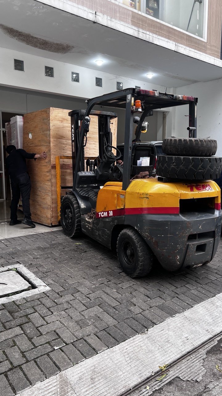 Sewa forklift compact 3 ton Satria Forklift untuk operasional gudang sempit di Kota Cimahi