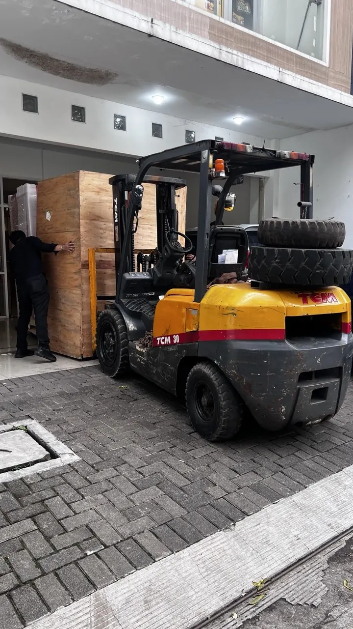 Sewa forklift compact 3 ton Satria Mandiri Forklift untuk operasional gudang sempit di Kota Cimahi